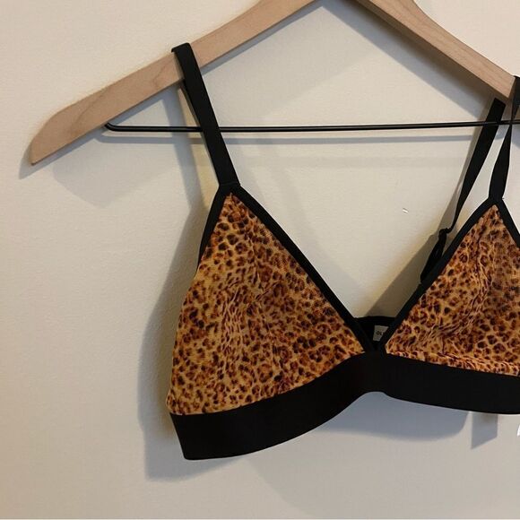 Old Navy | Mesh V-Neck Bralette Top - Picture 6 of 13